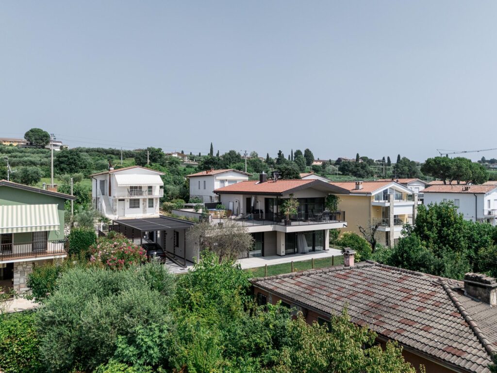 Villa D - Bardolino | Bauunternehmen Südtirol - Baufirma Hafner Meran - 1 Bauunternehmen Südtirol - Baufirma Hafner Meran - Hafner Bauunternehmen Baufirma Meran Bardolino 168 DJI 20250613153127 0729 D 2000